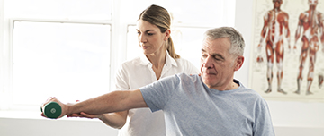 Une kinésithérapeute réalise des exercices avec son patient - MACSF