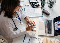 Une femme médecin pratique la téléconsultation - MACSF