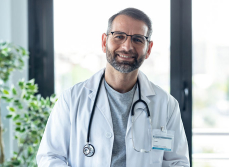 Un professionnel de santé souriant - MACSF
