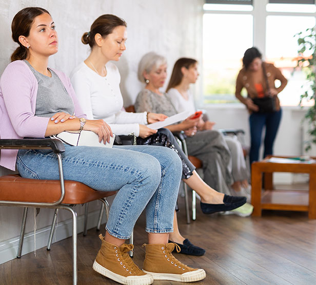 Cinq femmes patientes dans la salle d'attente - MACSF