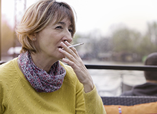 Femme portant une cigarette à sa bouche - MACSF