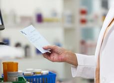 Un pharmacien consulte une ordonnance - MACSF