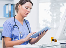 Une professionnelle de santé consulte sa tablette - MACSF