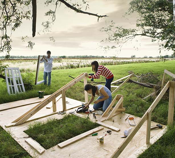 Des amis bricolent sur l'herbe - MACSF