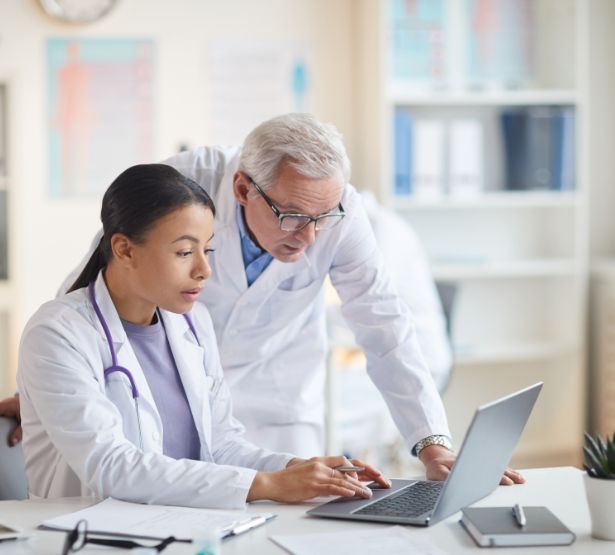 Médecin et son remplaçant assurés à la MACSF
