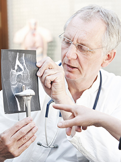 Un médecin apporte des explications à une patiente - MACSF