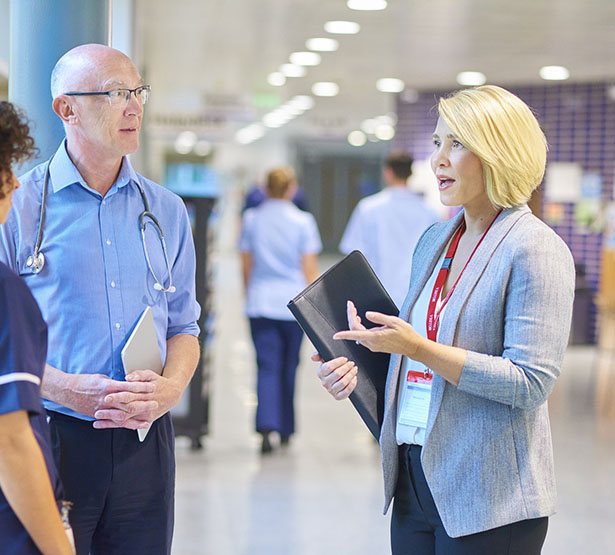 Des professionnels de santé discutent dans un hall - MACSF