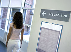 Jeune femme dans le couloir de l'hôpital se dirige vers le service de psychiatrie - MACSF