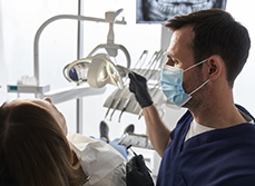 Patiente en consultation chez le dentiste - MACSF