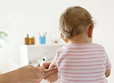 Un jeune patient se fait vacciner - MACSF