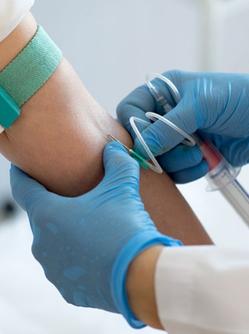 Une infirmière effectue un prélèvement sanguin - MACSF