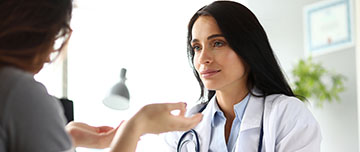 Une femme médecin écoute sa patiente - MACSF