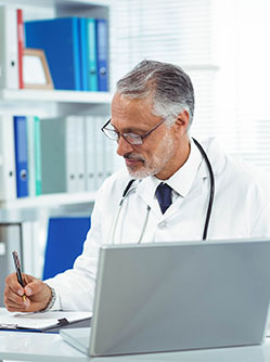 Un médecin rédige un certificat pour une femme enceinte - MACSF