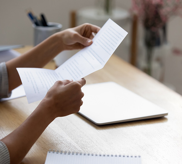 Une femme lisant un courrier - MACSF