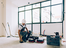 Un ouvrier réalise des travaux dans un local - MACSF