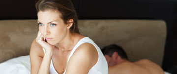 Une femme assise ai bord du lit - MACSF