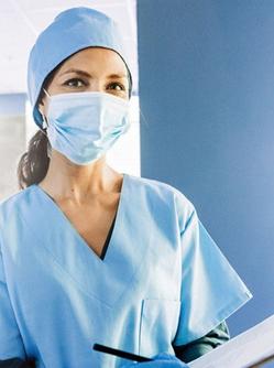 Infirmière dans le couloir de l'hôpital - MACSF