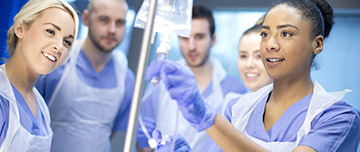 Des étudiants infirmiers posent une perfusion - MACSF