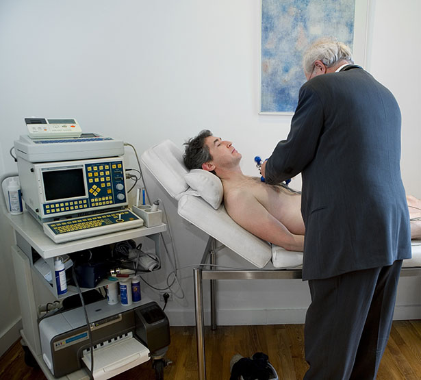 Un médecin ausculte un patient - MACSF