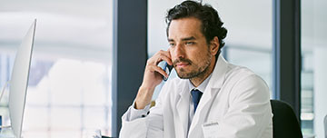 Un médecin répond au téléphone - MACSF