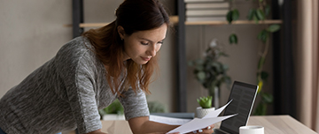 Une jeune femme lit un document - MACSF