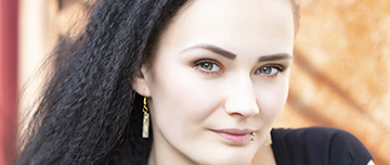Jeune femme avec piercing labial - MACSF
