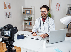 Un médecin produit un contenu pour les réseaux sociaux - MACSF