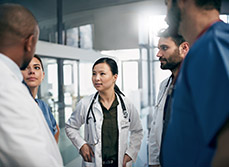 Un groupe d'internes en médecine discutent - MACSF