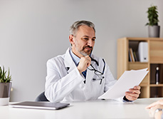 Un médecin consulte les résultats d'analyse - MACSF