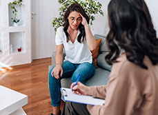 Médecin femme discute avec une patiente à son domicile - MACSF