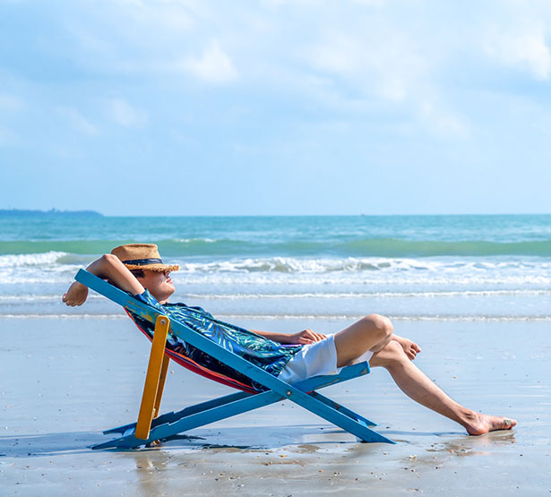Un homme dans une chaise longue sur la plage - MACSF