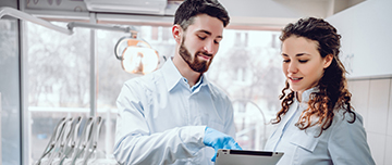 Deux dentistes regardent une tablette dans le cabinet - MACSF