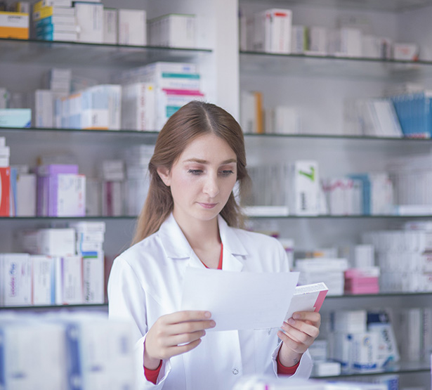 Pharmacienne contrôle une ordonnance - MACSF