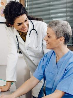 Un médecin et son assistante médicale MACSF
