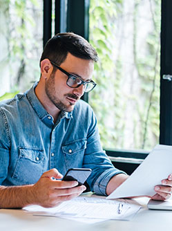homme consulte contrat d'ouverture de compte bancaire | MACSF