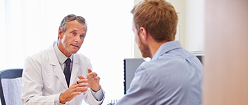 Un médecin discute avec son patient - MACSF