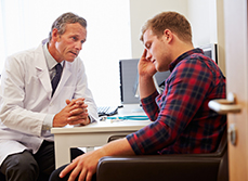 Médecin en consultation avec un patient déprimé - MACSF
