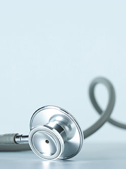 Un stéthoscope posé sur une table - MACSF
