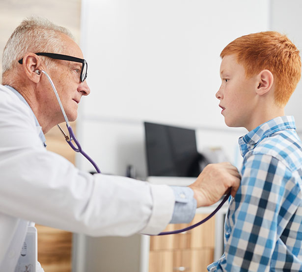 Un pédiatre examine un jeune patient - MACSF
