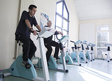 Deux hommes font du vélo dans une salle de sport - MACSF