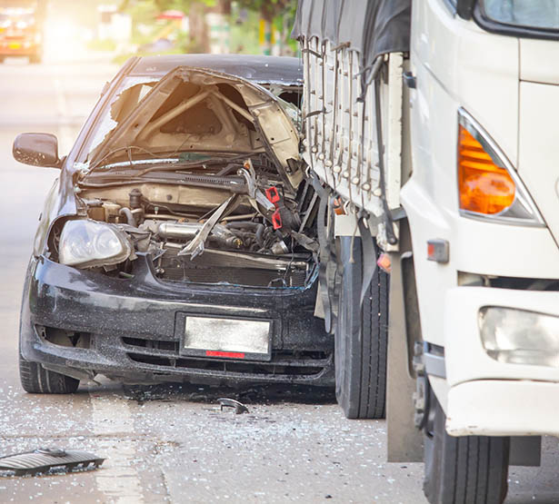 Avant d'une voiture accidentée - MACSF