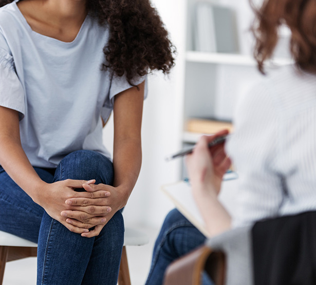 une jeune femme consulte un psychiatre - MACSF
