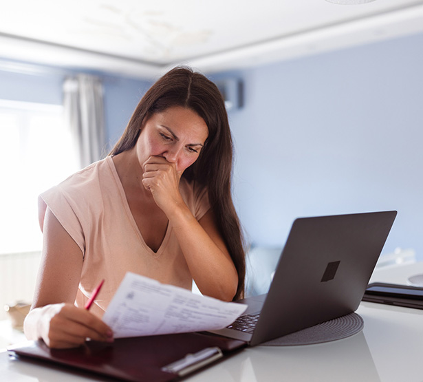 Une femme lisant un document et paraissant inquiète - MACSF