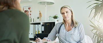 Une femme médecin écoute sa patiente - MACSF