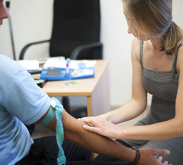 Une infirmière libérale procède à la prise de sang d'un patient - MACSF