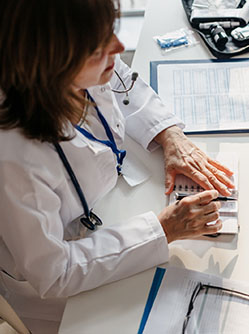 Une femme médecin pratique la téléconsultation - MACSF