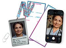 Un badge nominatif déposé à côté d'un téléphone - MACSF