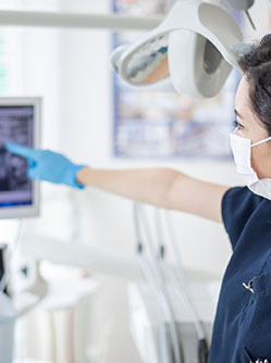 Le chirurgien-dentiste interprète une radio dentaire - MACSF
