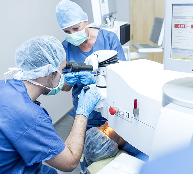 Chirurgie réfractive pratiquée par une ophtalmologiste - MACSF