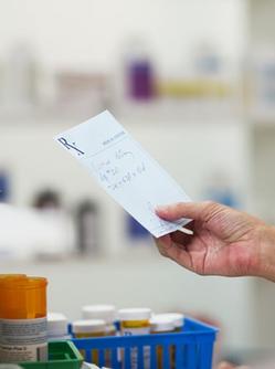 Un pharmacien consulte une ordonnance - MACSF